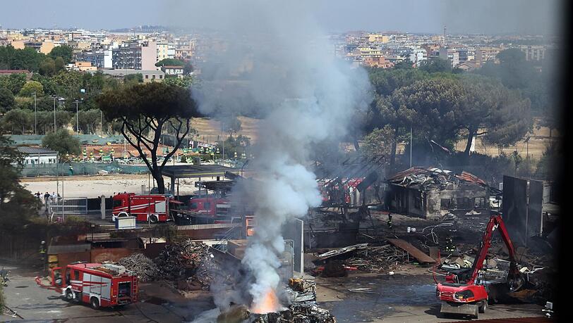 Neben der Tankstelle befindet sich ein Sportzentrum mit einem Tennisplatz, das durch die Explosion schwer beschädigt wurde.