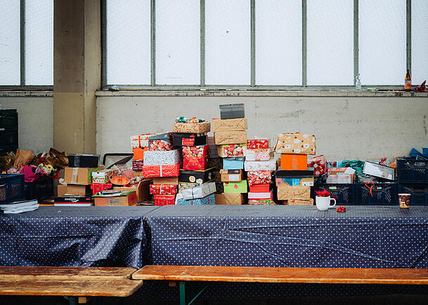 Kurz vor Weihnachten gibt es auch Geschenke f&uuml;r die Tafel-G&auml;ste.