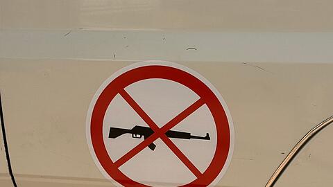Fahrzeuge und B&uuml;ros von Hilfsorganisationen machen deutlich: Es gibt hier keine Waffen - eine Garantie f&uuml;r mehr Sicherheit bedeutet das nicht. (Archivbild)