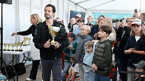Als Papa Prinz Carl Philip die Preise verlieh, schauten auch Prinz Julian und Prinz Alexander zu (vorne rechts).