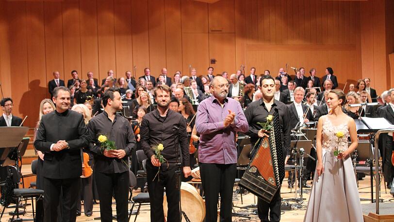 Das Pera-Ensemble (in Schwarz) mit Mehmet C. Yesilçay, dahinter die Münchner Symphoniker und der Domchor und sie Capella Cathedralis. Rechts: Sophie Pollak. Das Pera-Ensemble (in Schwarz) mit Mehmet C. Yesilçay, dahinter die Münchner Symphoniker und der Domchor und sie Capella Cathedralis. Rechts: Sophie Pollak.