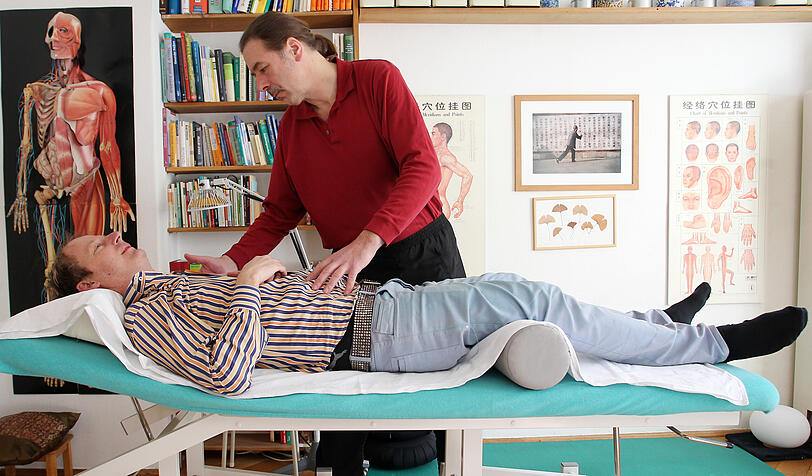 Zu einer Runde Qi Gong würde Heilpraktiker Martin Klostermeier seinen Patienten Armin Stegbauer nur zu gerne überreden. Doch erst einmal behandelt er ihn in Bernrieder Straße 13 mit Akupunktur.
