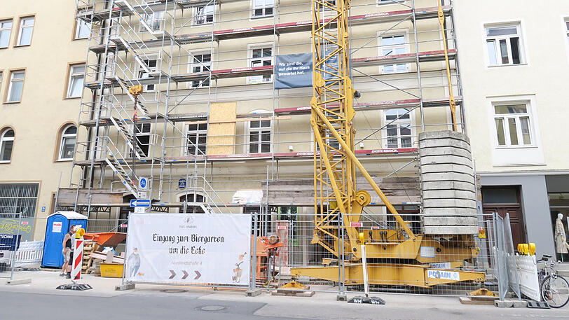 Gebäude und Lokal der Max-Emanuel-Brauerei werden saniert: Einkehren kann man im Biergarten, gleich ums Eck.