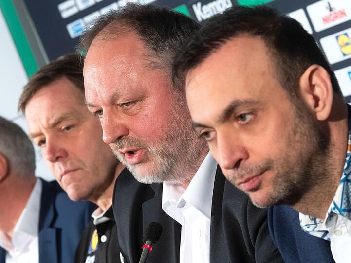 Vorstellung des neuen Handball-Bundestrainers Alfred Gislason (l-r) mit DHB-Präsident Andreas Michelmann und Vizepräsident Bob Hanning.