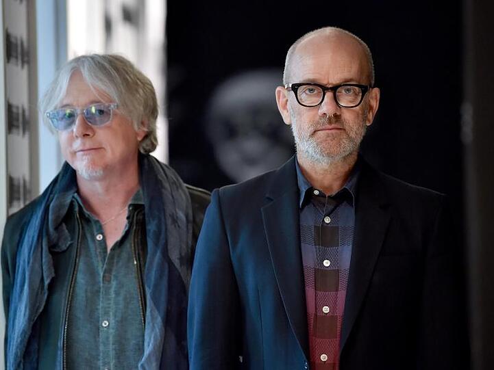 Michael Stipe (r) - neben ihm sein R.E.M-Kollege Mike Mills - macht wieder Musik.
