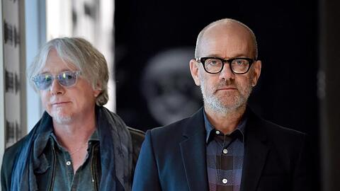 Michael Stipe (r) - neben ihm sein R.E.M-Kollege Mike Mills - macht wieder Musik.