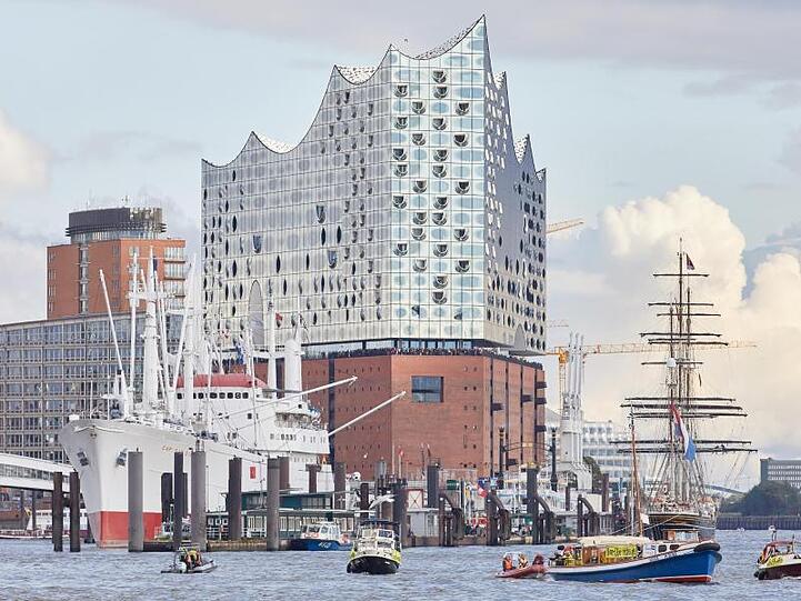Neues Wahrzeichen: Die Elbphilharmonie im Hamburger Hafen.