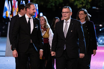 Florian Herrmann und Ilse Aigner empfangen Kronprinz Haakon von Norwegen am Montagabend vor der Residenz in München Florian Herrmann und Ilse Aigner empfangen Kronprinz Haakon von Norwegen am Montagabend vor der Residenz in München