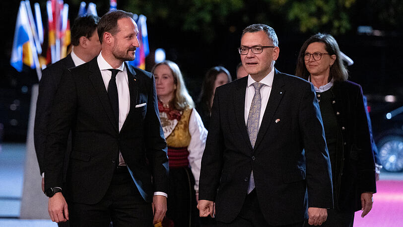 Florian Herrmann und Ilse Aigner empfangen Kronprinz Haakon von Norwegen am Montagabend vor der Residenz in München