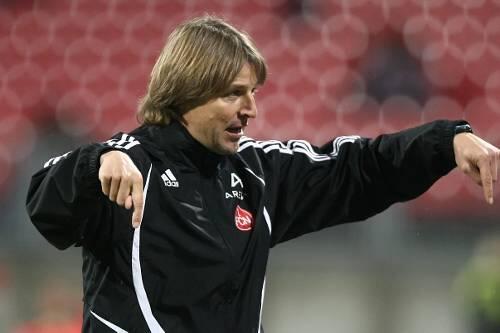 Nur wer&rsquo;s kann, darf auf die Piste: Club-Trainer Michael Oenning kennt da kein Pardon.