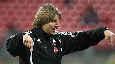 Nur wer&rsquo;s kann, darf auf die Piste: Club-Trainer Michael Oenning kennt da kein Pardon.