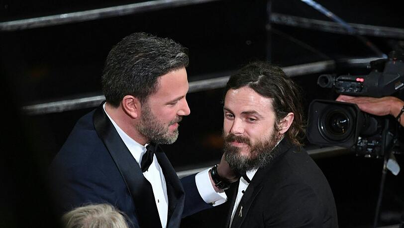 Ben und Casey Affleck (re.) trauern aktuell um ihre Mutter. Ben und Casey Affleck (re.) trauern aktuell um ihre Mutter.
