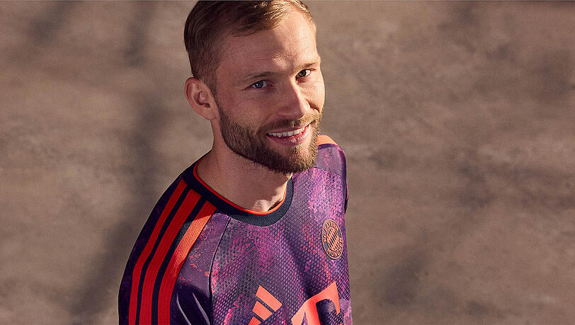 Konrad Laimer pr&auml;sentiert das neue Trikot.