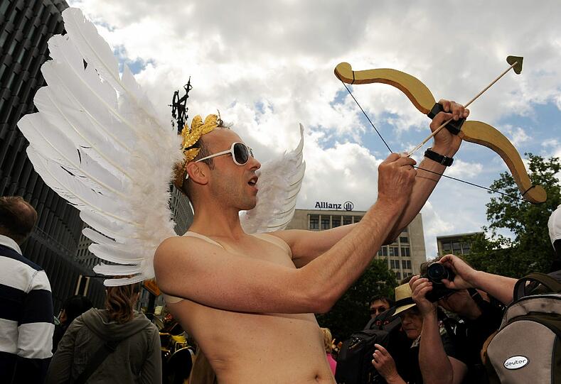 Fantasievoll bekleidet feiern am Samstag die Teilnehmer auf der Parade zum Christopher Street Day (CSD) in Berlin.