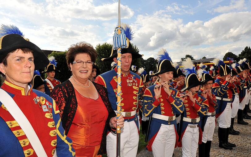 Unter Uniformen: Landtags-Präsidentin Barbara Stamm.