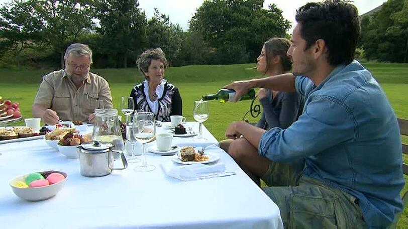 v.li.: Vater Heinz, Mutter Helga, Alissa und Bachelor Jan am Kaffeetisch in Südafrika.
