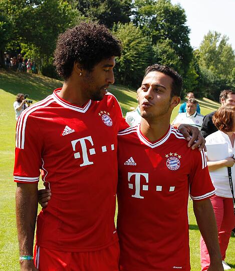Arm in Arm: Dante und Thiago Alcántara scheinen sich gut zu verstehen.