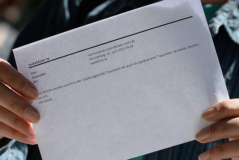 Der Brief mit der Warnung: &bdquo;Eine Bombe wurde sowohl in der Zulassungsstelle Traunstein als auch im Landratsamt Traunstein versteckt. Beieilen Sie sich. Viel Glück&ldquo;