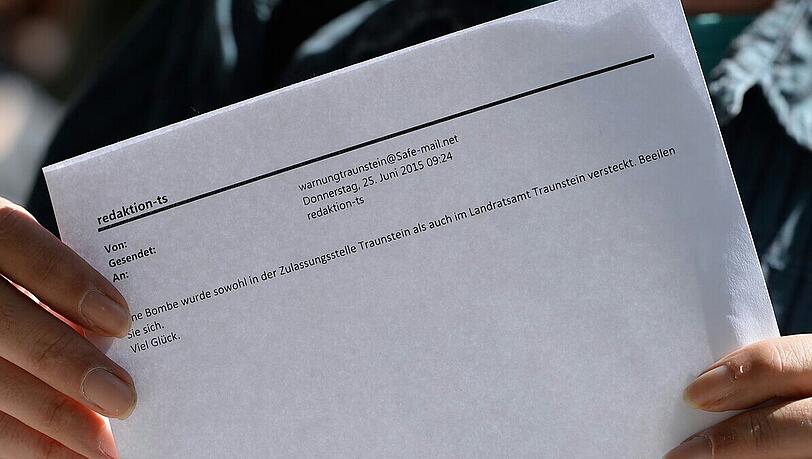 Der Brief mit der Warnung: „Eine Bombe wurde sowohl in der Zulassungsstelle Traunstein als auch im Landratsamt Traunstein versteckt. Beieilen Sie sich. Viel Glück“ Der Brief mit der Warnung: „Eine Bombe wurde sowohl in der Zulassungsstelle Traunstein als auch im Landratsamt Traunstein versteckt. Beieilen Sie sich. Viel Glück“
