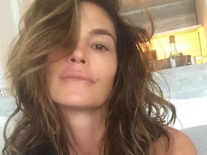 Cindy Crawford braucht kein Make-up um zu strahlen