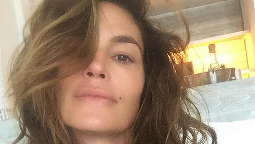 Cindy Crawford braucht kein Make-up um zu strahlen Cindy Crawford braucht kein Make-up um zu strahlen
