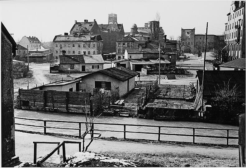 Sehen Sie das Deutsche Museum? Anfang des 20. Jahrhunderts steht es noch ganz schön einsam da.