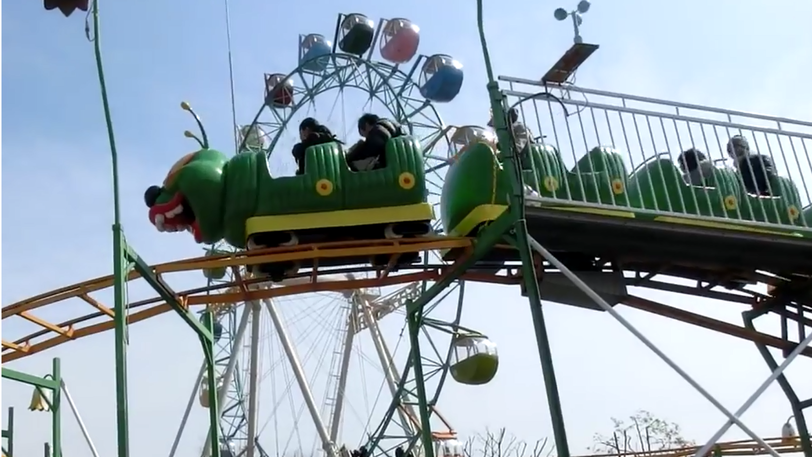 Das Foto zeigt die Achterbahn, die dem Freizeitpark zufolge die langsamste des ganzen Landes ist.