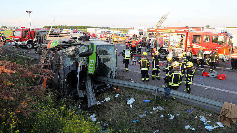 Der Flixbus liegt nach Unfall auf der Seite. (Archivbild)