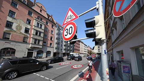 Lang umstritten, jetzt testweise da: die 30er-Zone auf der Ausfallstraße.