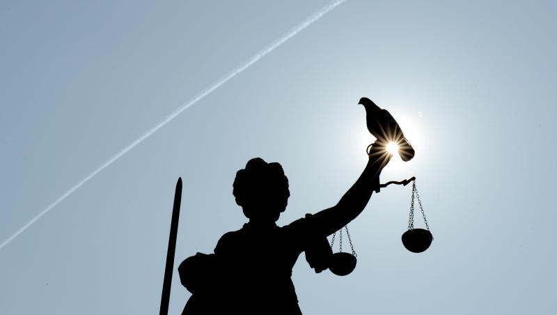 Justitia mit Sonne und Taube. Foto: Arne Dedert/dpa/Symbolbild Justitia mit Sonne und Taube. Foto: Arne Dedert/dpa/Symbolbild