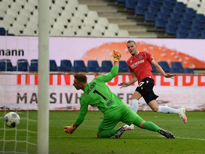 96-Profi Marvin Ducksch (r) erzielte das 1:0.