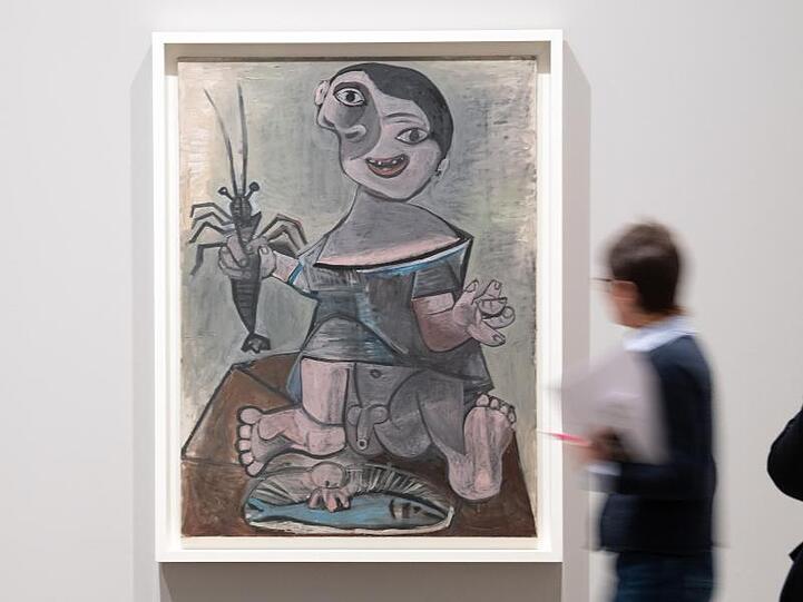 Eine Besucherin der Kunstsammlung Nordrhein-Westfalen geht am Bild "Junge mit Languste" vorbei. Pablo Picasso erschuf das Werk im Juni 1941.