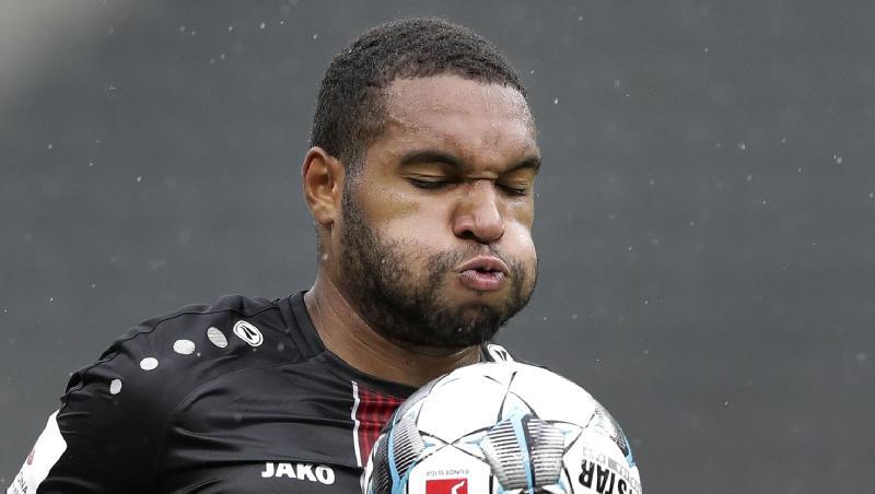 Leverkusens Jonathan Tah am Ball.