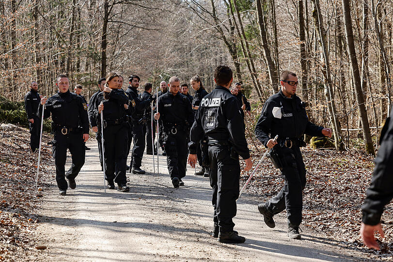 Polizisten durchsuchen im Fall Sonja Engelbrecht in einem Wald Nähe Kipfenberg im Landkreis Eichstätt das Gelände. Im Fall der vor 27 Jahren vermutlich ermordeten Münchnerin Sonja Engelbrecht sucht die Kripo seit Montag wieder mit einem großen Aufgebot nach Spuren.