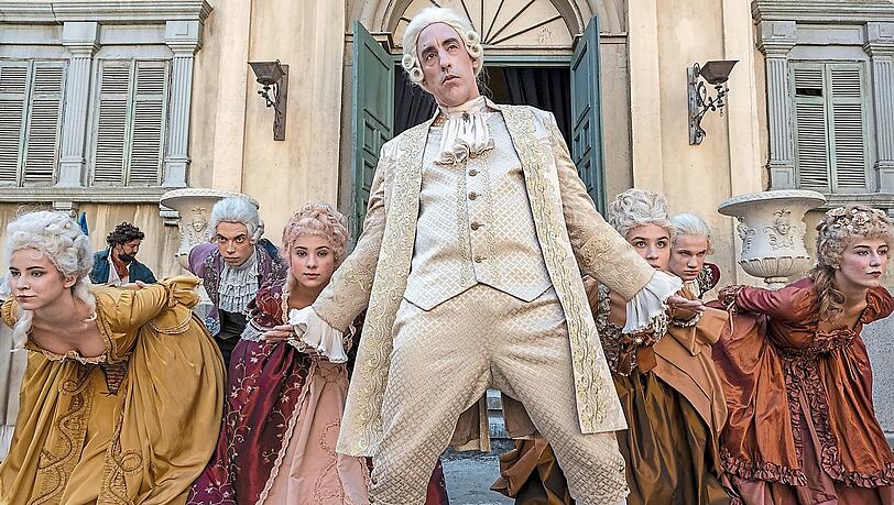 Revolutionärer Humor? Gags, scharf wie eine Guillotine? Nein, der Film (hier mit Alexander Schubert) bietet Komik von anno dunnemals. Revolutionärer Humor? Gags, scharf wie eine Guillotine? Nein, der Film (hier mit Alexander Schubert) bietet Komik von anno dunnemals.