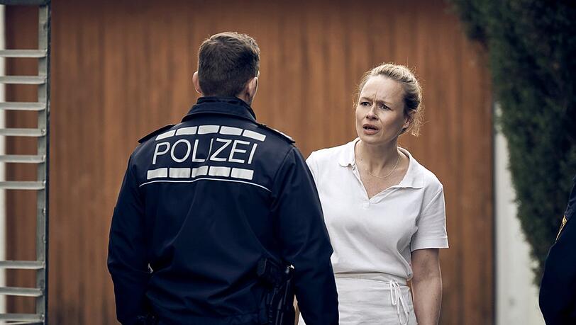 "Und ihr schaut zu": Jenni (Anja Schneider) erfährt durch die Polizei vom Tod ihrer Tochter.
