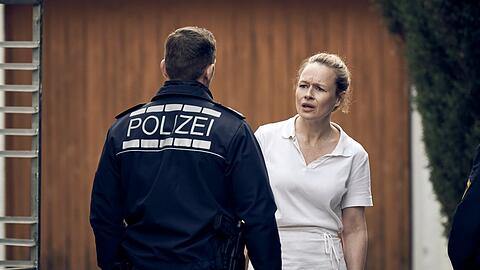 "Und ihr schaut zu": Jenni (Anja Schneider) erfährt durch die Polizei vom Tod ihrer Tochter.