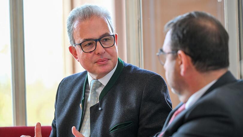 "Ein paar Tipps" habe er dem CSU-Kollegen zum Start schon gegeben, sagt Florian Streibl (FW, l.) über Klaus Holetschek. "Ein paar Tipps" habe er dem CSU-Kollegen zum Start schon gegeben, sagt Florian Streibl (FW, l.) über Klaus Holetschek.