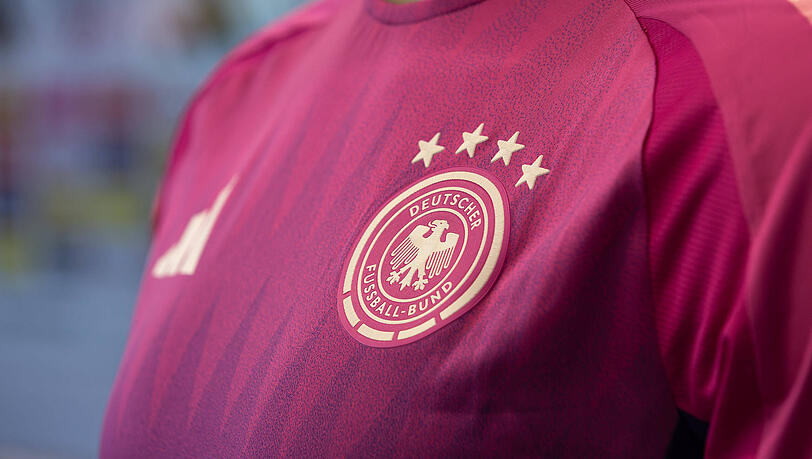 Das pinkfarbene EM-Trikot: Der DFB war auf die Reflexe in den Sozialen Medien vorbereitet und bekommt für sein charmantes zweites Video erneut durchwachsene Reaktionen.