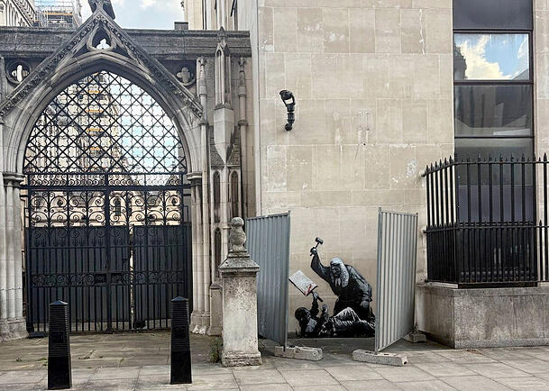 Ein neues Kunstwerk des Straßenkünstlers Banksy ist an der Fassade des Royal Courts of Justice zu sehen und zeigt einen Richter, der einen Demonstranten mit einem Hammer schlägt.