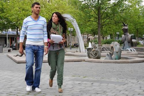 Von Frankfurt nach Fürth - schon eine Umstellung: Youssef  Mokhtari erkundet mit seiner Verlobten Sina die neue Umgebung.