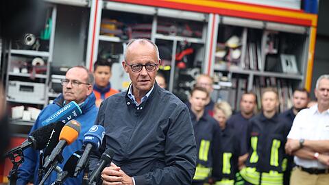 Bundeskanzler Merz dankte den zahlreichen Helferinnen und Helfern f&uuml;r ihren Einsatz.