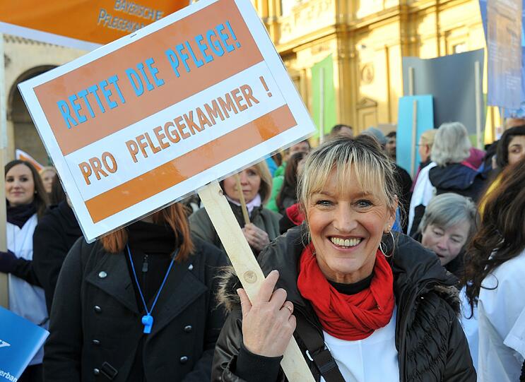 Am Mittwoch demonstrieren laut Bayerischer Arbeitsgemeinschaft zur Förderung der Pflegeberufe rund 3.000 Menschen für bessere Rahmenbedingungen in der Pflege. In vielen Einrichtungen soll bereits Pflegenotstand herrschen.