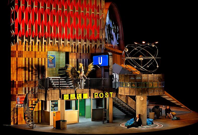 Eine Szene der &bdquo;Götterdämmerung&ldquo; spielt an der Weltzeituhr am Berliner Alexanderplatz.