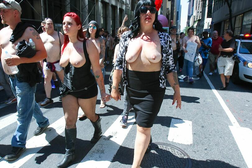Unter dem Motto "Free your breasts! Free your mind!" ging's mit nackten Brüsten durch New York, Washington und Venice Beach in Kalifornien. Viel Spaß beim Durchklicken.