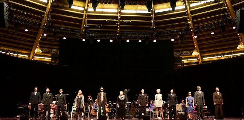 Das Ensemble der "Dreigroschenoper" im Circus Krone