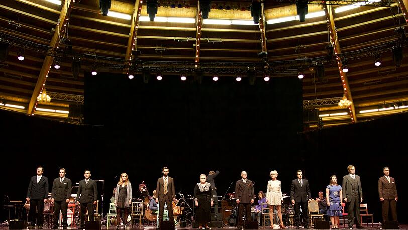Das Ensemble der "Dreigroschenoper" im Circus Krone Das Ensemble der "Dreigroschenoper" im Circus Krone