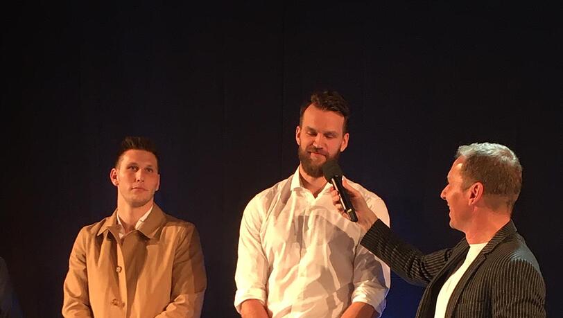 Mit dem FC Bayern geehrt: Niklas Süle (l.) und FCBB-Kapitän Danilo Barthel (r.) Mit dem FC Bayern geehrt: Niklas Süle (l.) und FCBB-Kapitän Danilo Barthel (r.)
