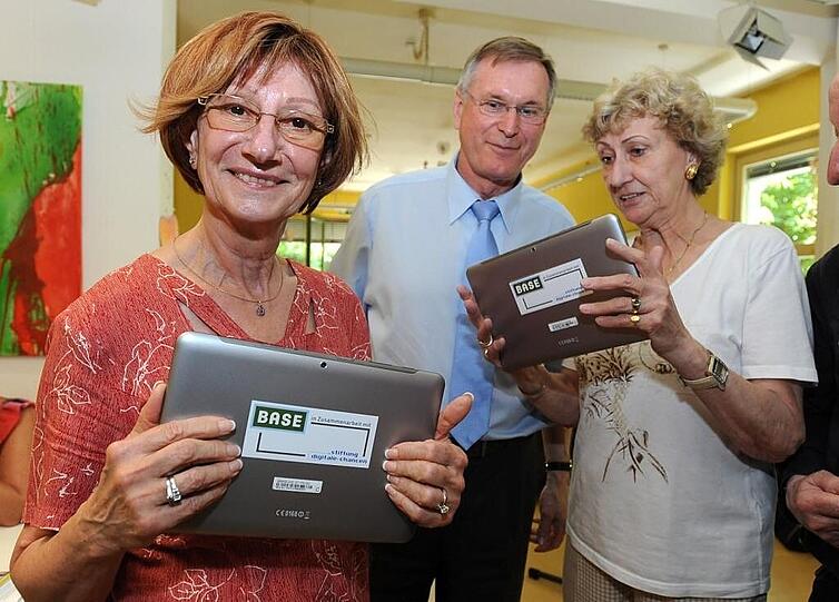 MdL Johannes Singhammer mit Mitgliedern des Tablet-Kurses.