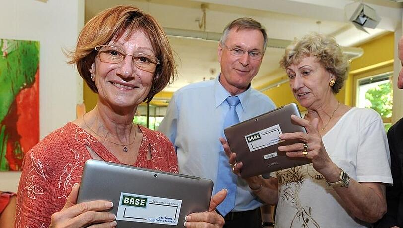 MdL Johannes Singhammer mit Mitgliedern des Tablet-Kurses. MdL Johannes Singhammer mit Mitgliedern des Tablet-Kurses.